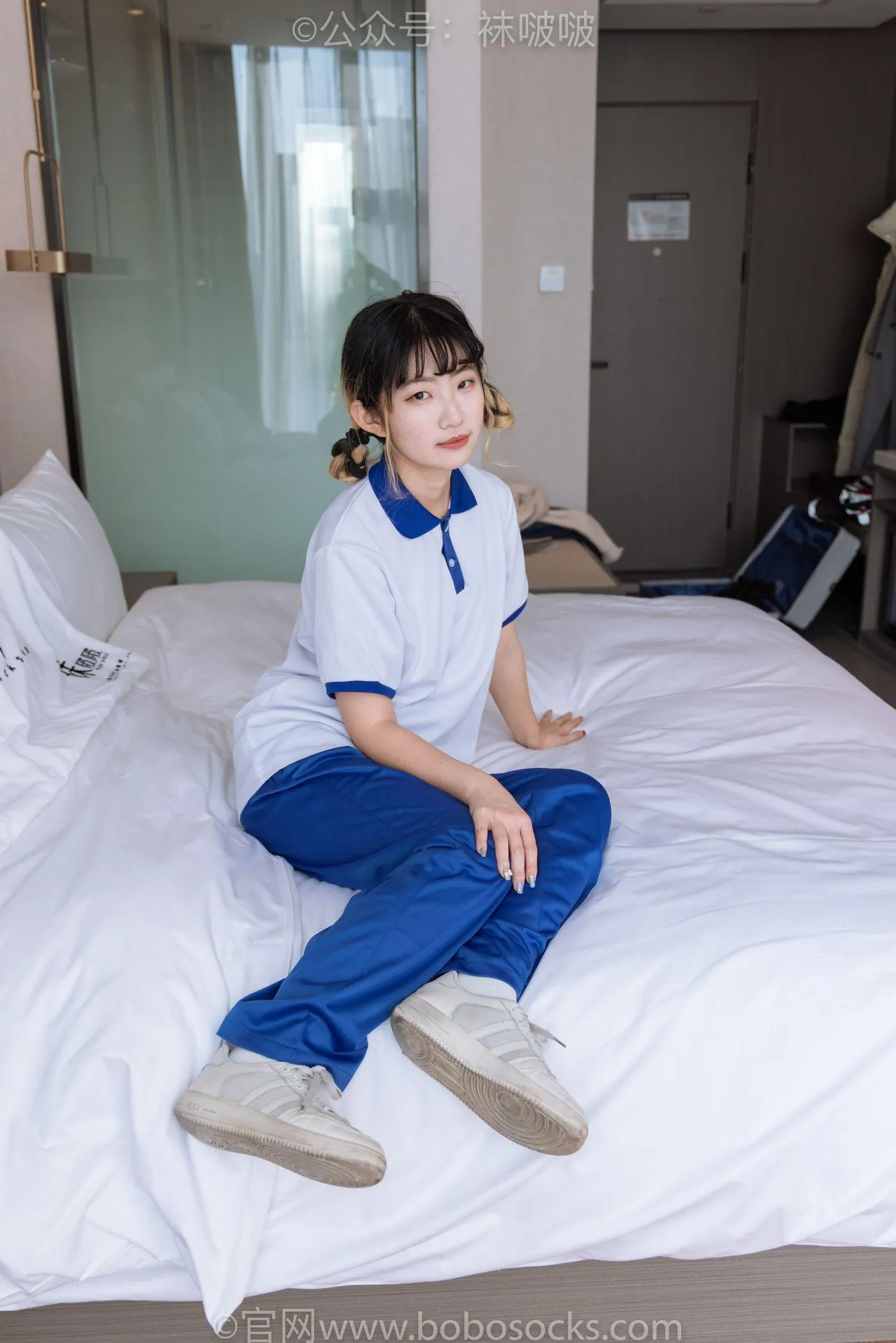 [BoBoSocks袜啵啵]NO.042 砂糖-校服、板鞋、白棉袜、油亮白丝 [139P]插图7